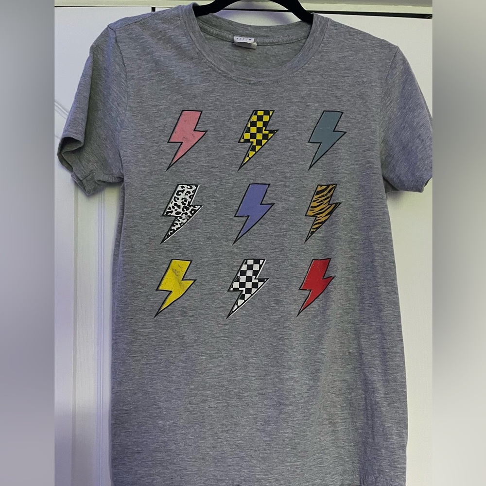 Grey Gildan t-shirt